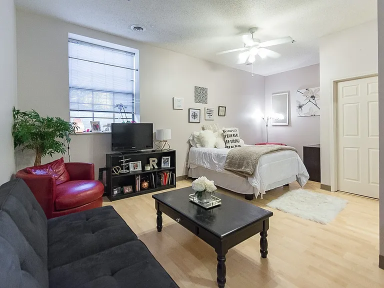 Tenth & College Apartments — Photo 45