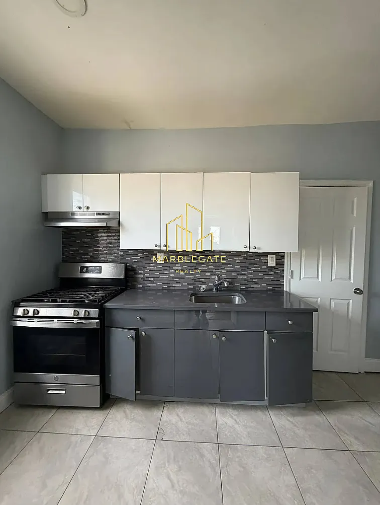 2 bed, 850 sqft, $2,100 — Photo 1