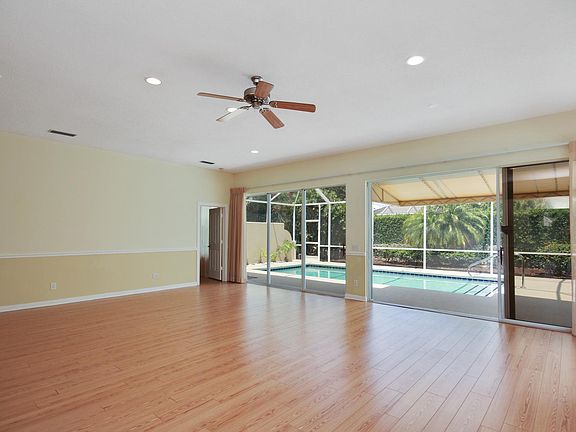 3rd image of 2251 SW Mayflower Dr
