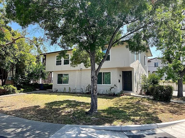1st image of 686 Reseda Dr