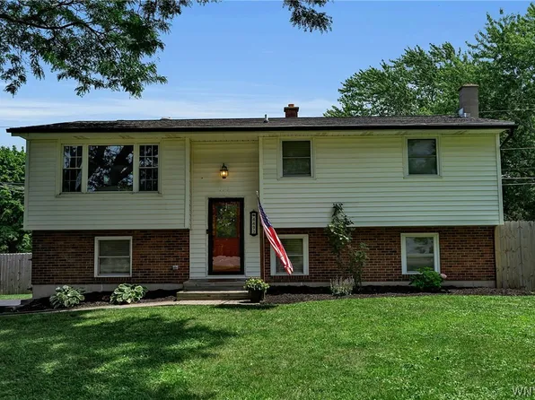 4493 Sunset Dr, Lockport, NY 14094