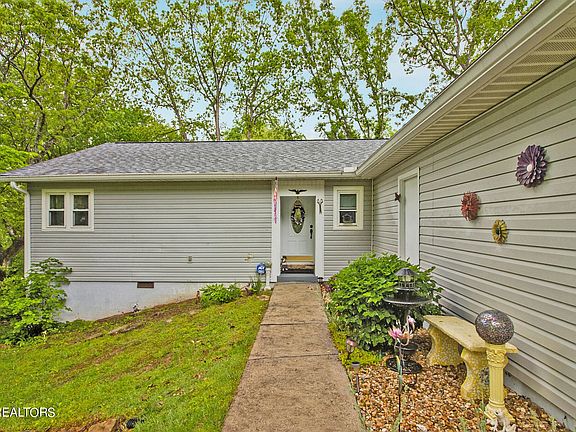 4th image of 141 Lakeshire Dr
