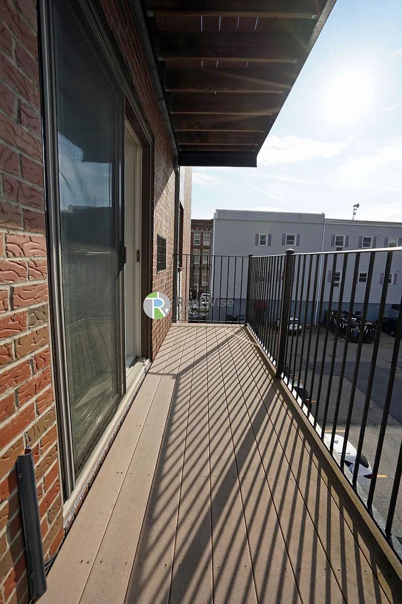 Building Photo - 742 E 6th St #3
