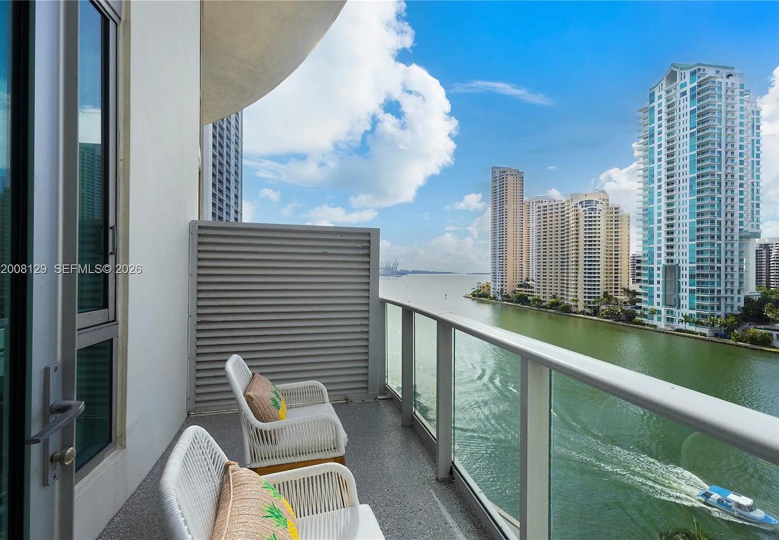 Met 1 Condo — Photo 4