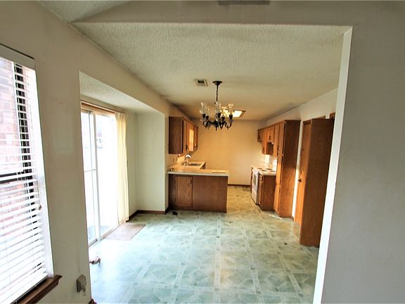 4th image of 315 W Village Dr