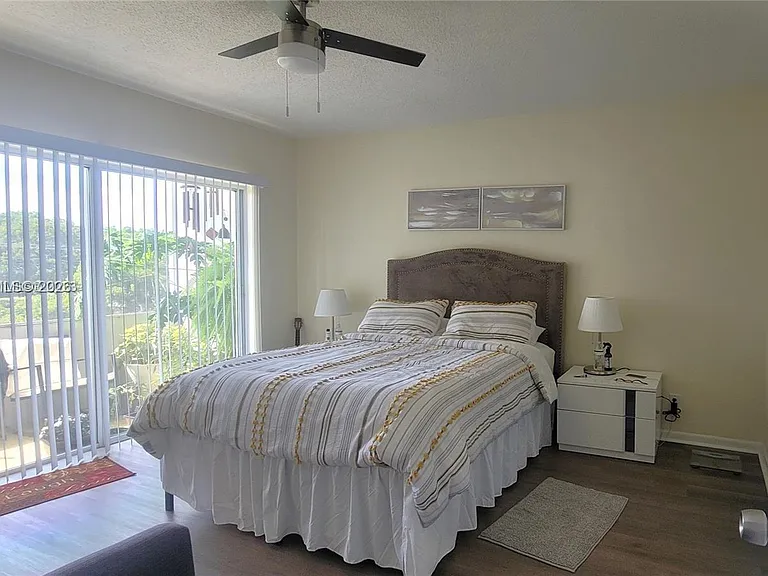 2200 Park Ln #302 — Photo 6