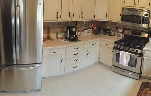 2nd image of 810 Victoria Pl