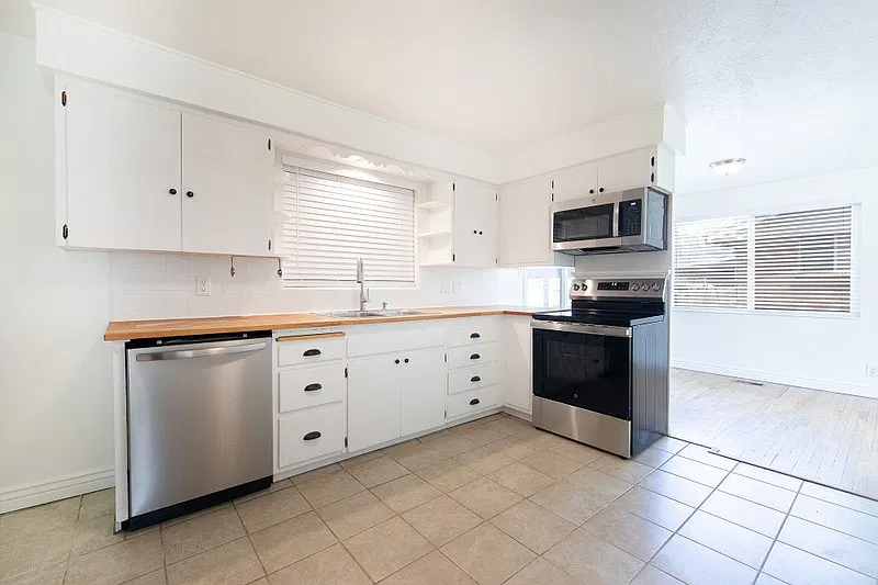 Charming 4 BR/2BA Home in Midvale! Great Location! — Photo 4