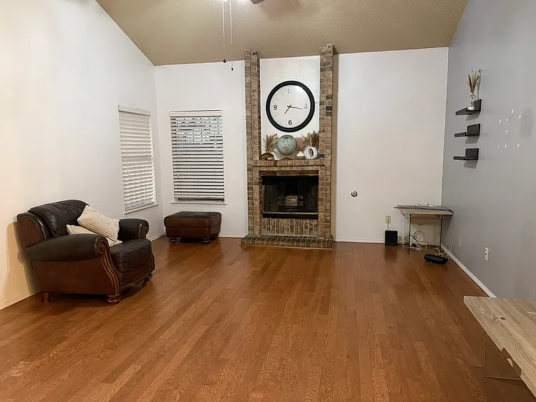 5465 Ridge St — Photo 2