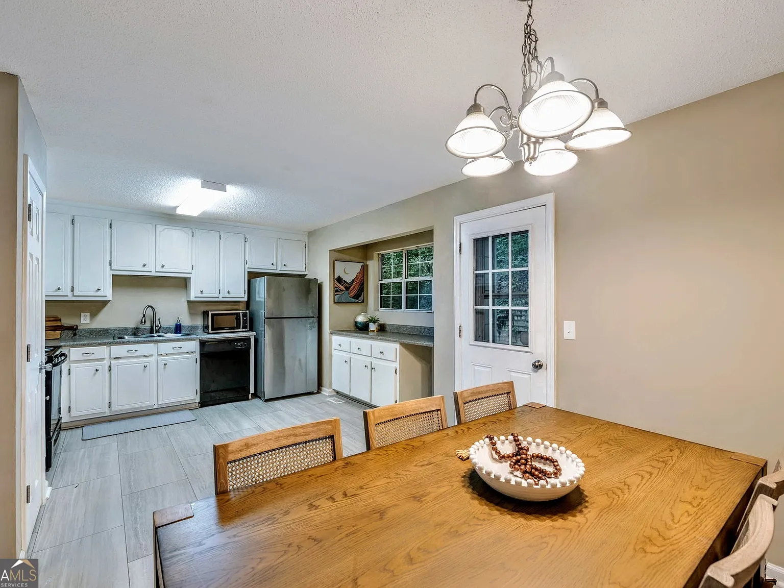 4 bed, 2.0 bath, 1750 sqft, $4,550 — Photo 4