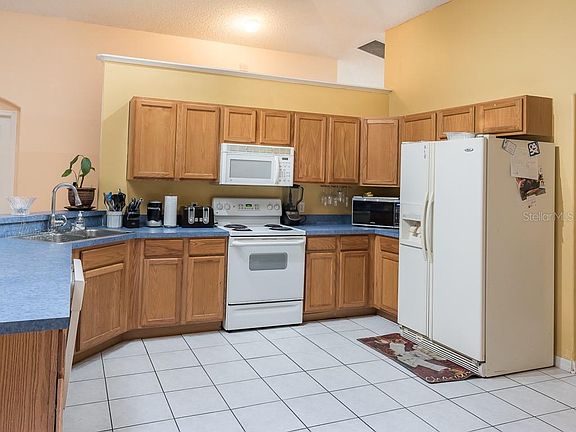 3rd image of 702 Wren Ln
