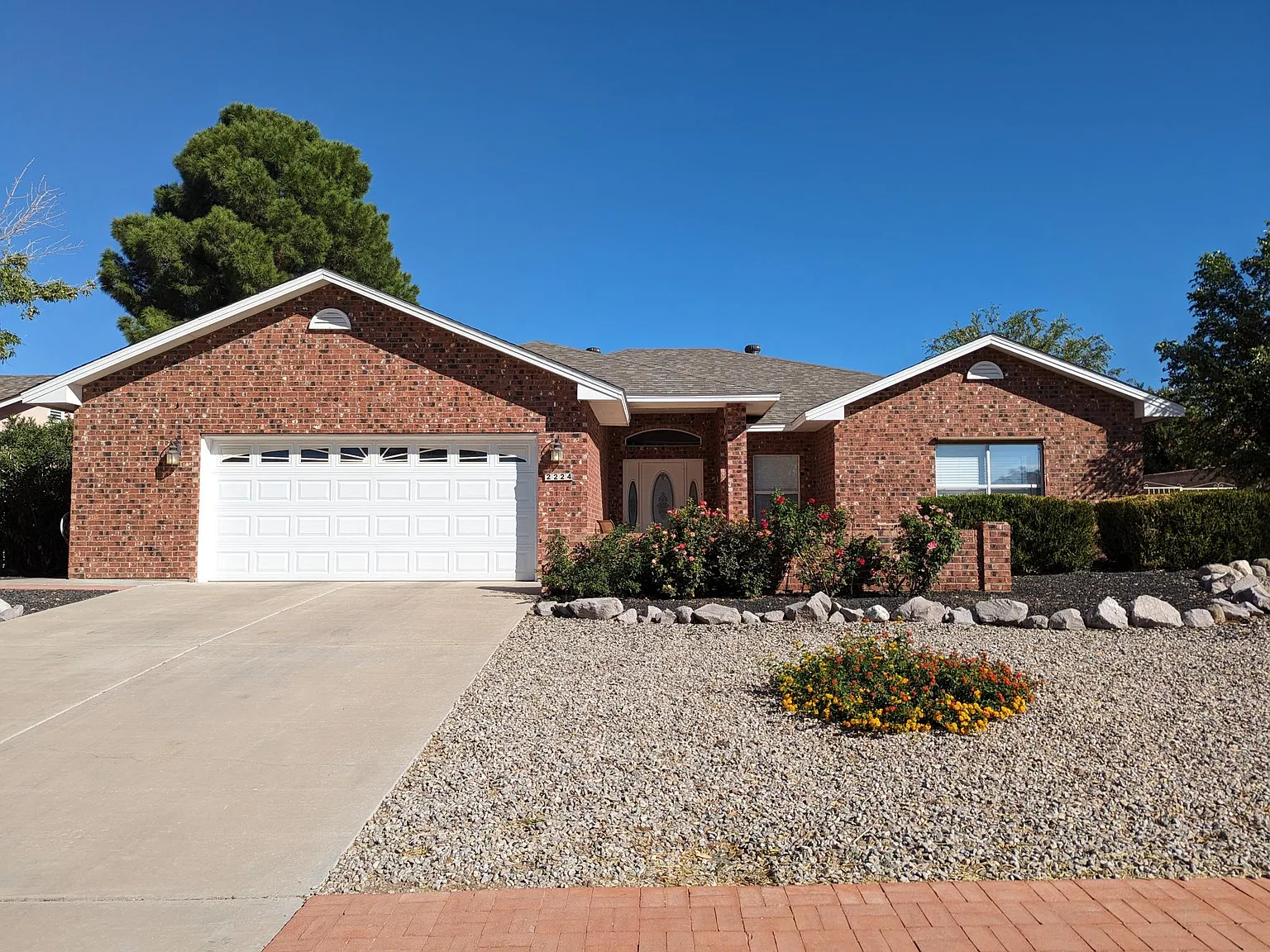 4 bed, 2207 sqft, $2,400 — Photo 2