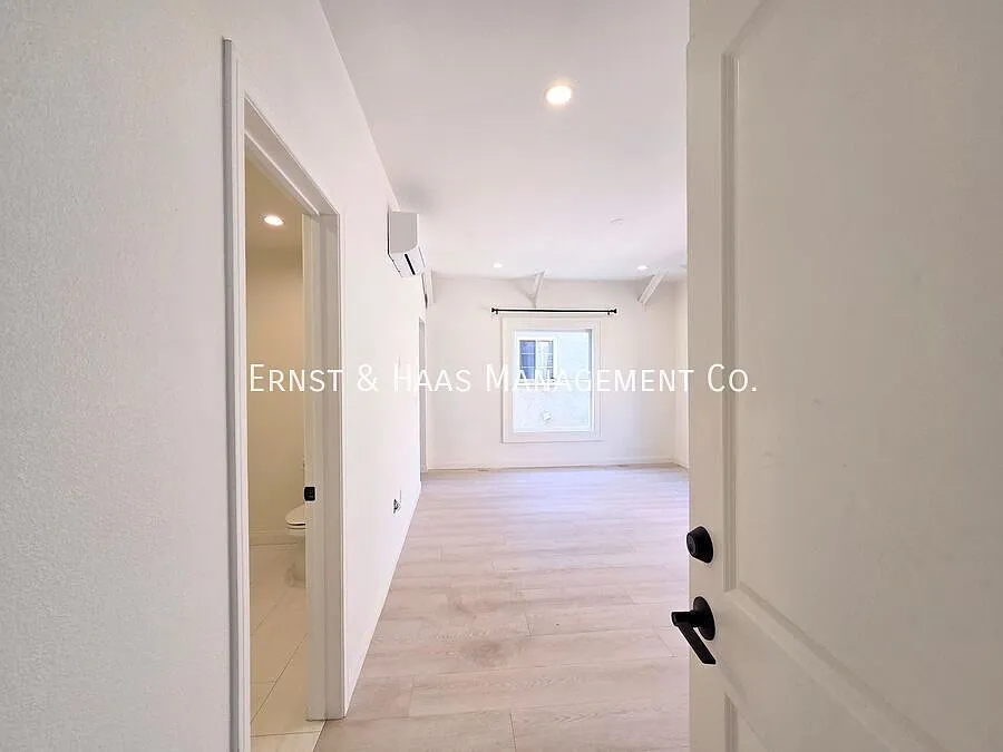 Charming Remodeled Studio Near Downtown Long Beach!*Move-In Special* — Photo 2