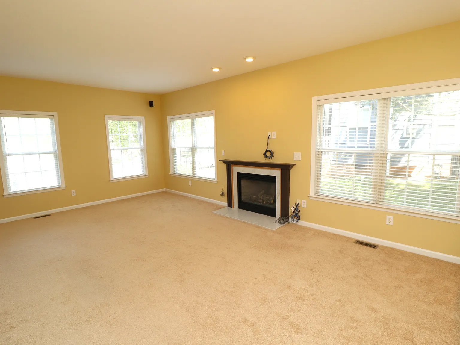 Inviting Pinecrest Home Available Immediately — Photo 4