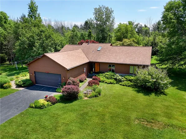 1 Newman Dr, Hilton, NY 14468