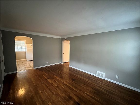 3rd image of 18211 Knoll Dr