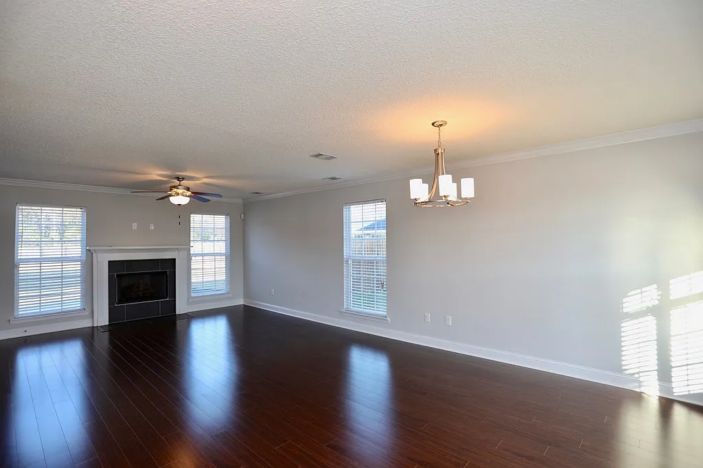 4 bed, 2.5 bath, 1978 sqft, $2,300 — Photo 4