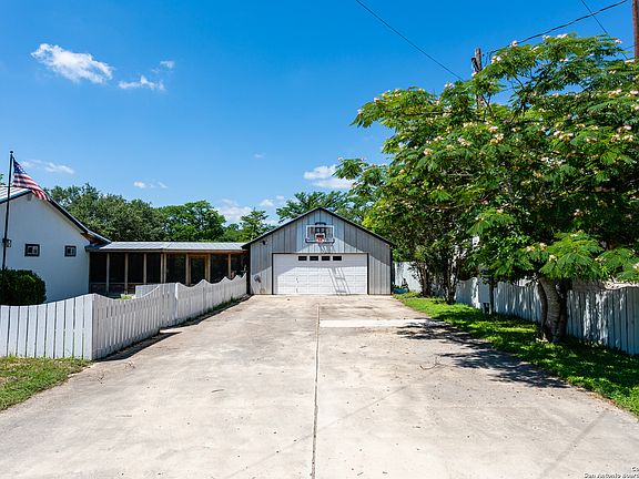 3rd image of 556 ENCHANTED RIVER DR