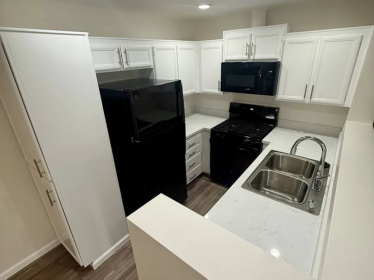 Presidio Villa Apartments — Photo 16