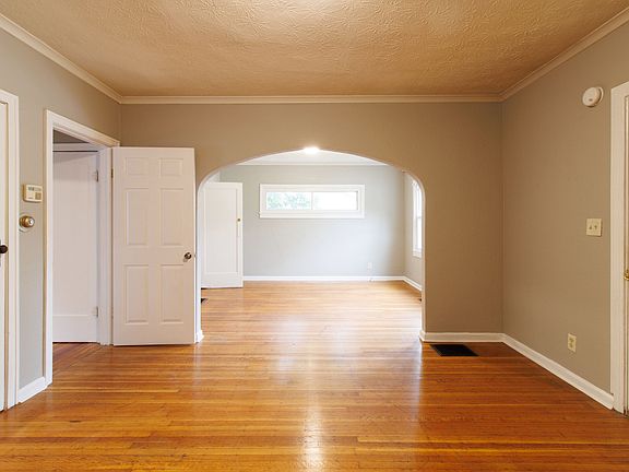 4th image of 5204 Winthrop Ave