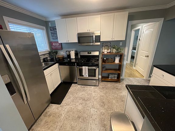 5th image of 914 Campbell St