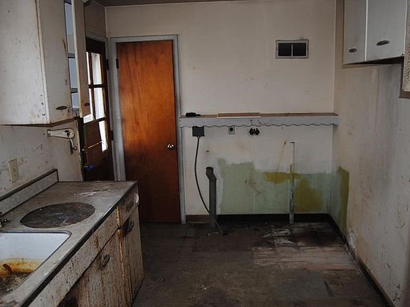 3rd image of 13814 Elsetta Ave