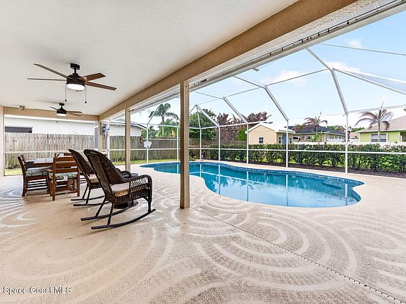 3rd image of 1386 York Cir