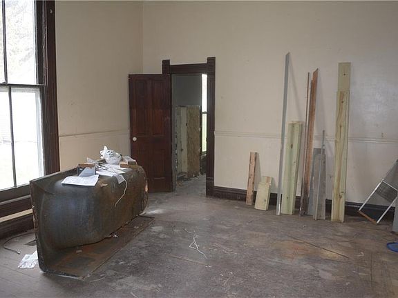 5th image of 211 E 1st Ave