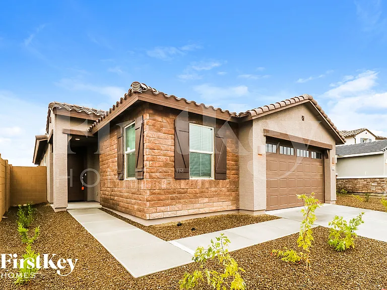 12516 W Kaler Dr — Photo 2