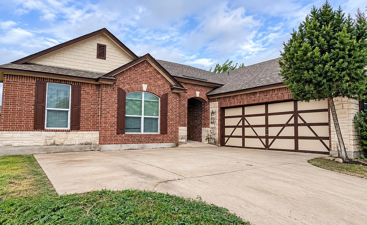 3 bed, 2.0 bath, 1890 sqft, $2,200 — Photo 2
