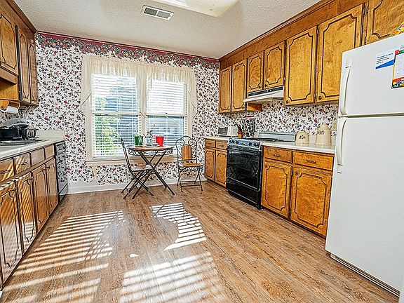 5th image of 220 Heritage West Ct