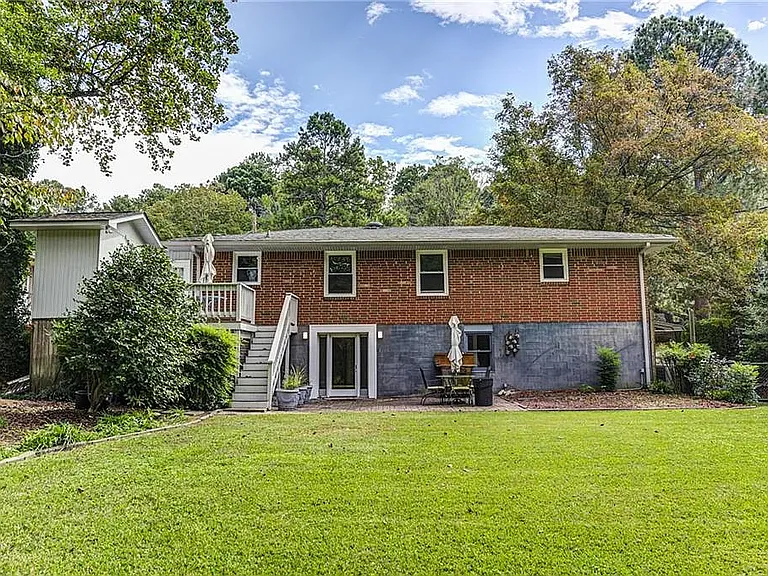 2340 Burch Cir — Photo 33