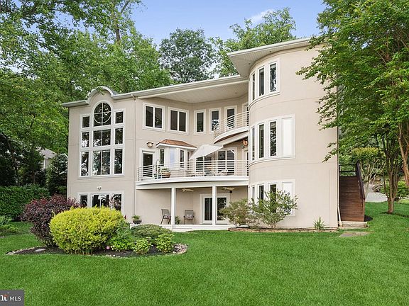 4th image of 922 Old County Rd