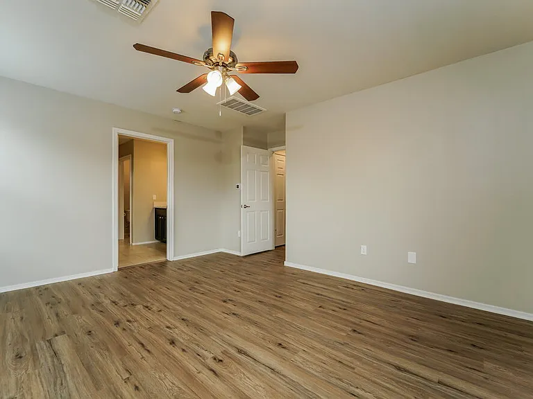 7621 W Valencia Rd — Photo 11