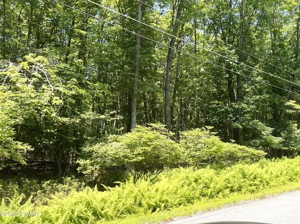 326 Ridgewood Ln, Hawley, PA 18428