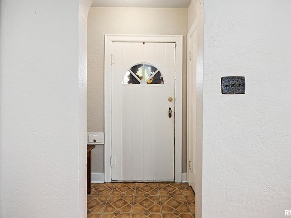 4th image of 1323 W Circle Rd
