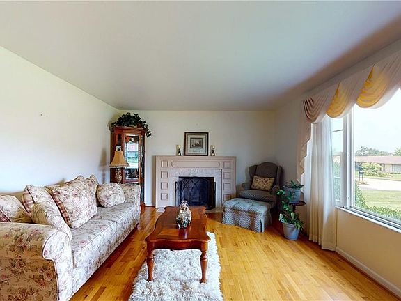 4th image of 5321 Highmeadow Ln