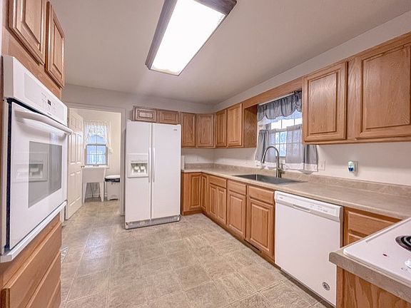 5th image of 240 Meadowlark Ln