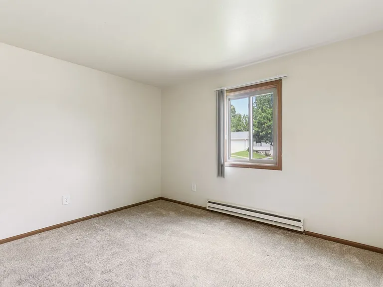 Woodfield Heights Apartments — Photo 17