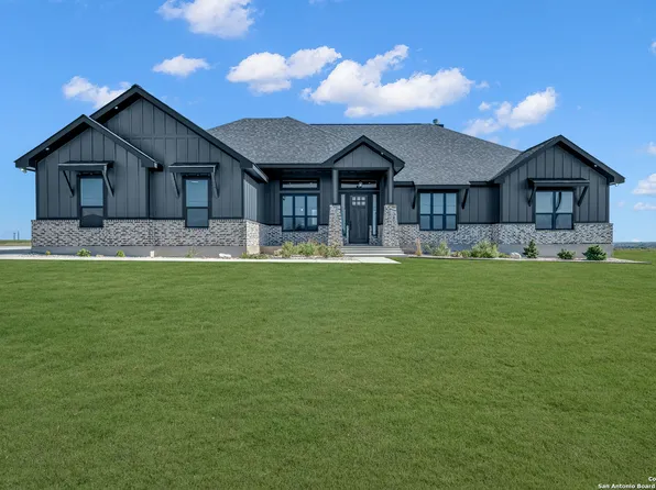 111 Sunset Dr, La Vernia, TX 78121