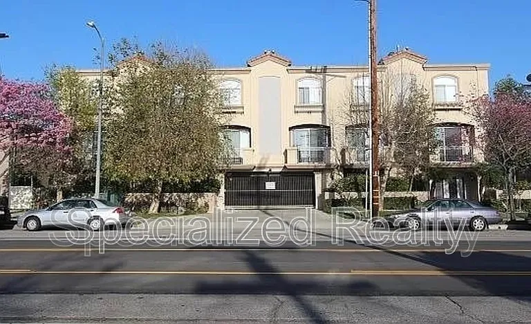 5716 Whitsett Ave — Photo 1