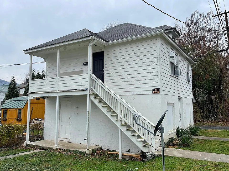 633 Commercial Ave #GARAGE