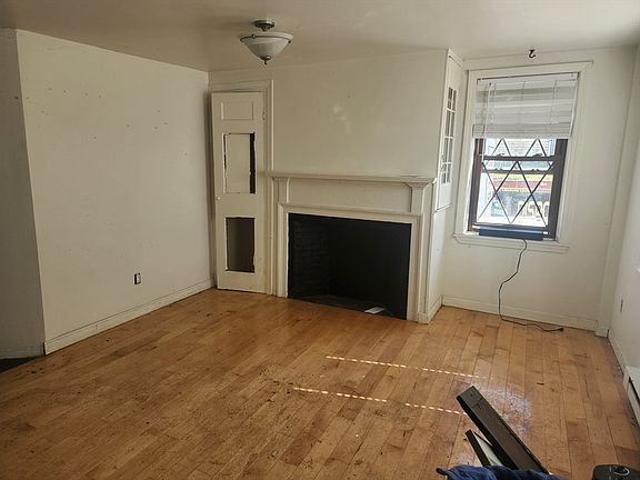 4th image of 1429 Pleasant St