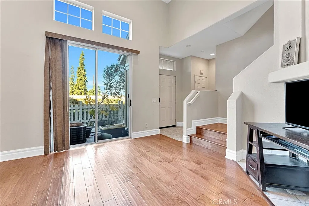 3 bed, 2.5 bath, 1513 sqft, $4,100 — Photo 1