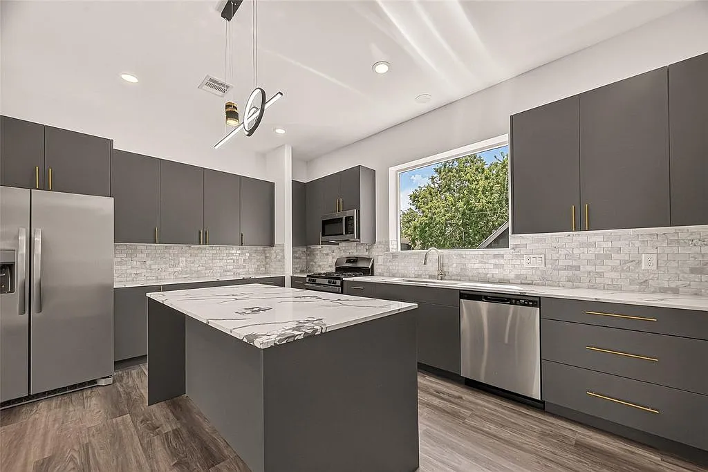 4 bed, 2212 sqft, $3,200 — Photo 4