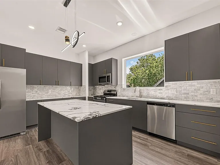 2711 Dennis St — Photo 4