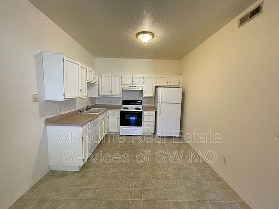 3rd image of 209 E Robberson St APT C
