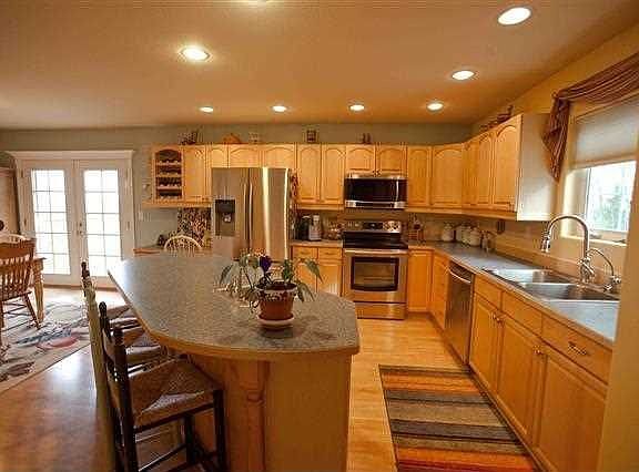 3rd image of 980 Pickering Dr
