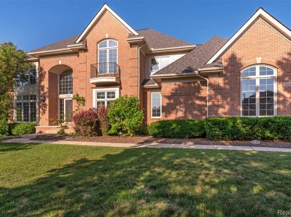 17601 Rolling Woods Cir, Northville, MI 48168