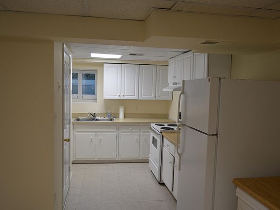 Full kitchen.